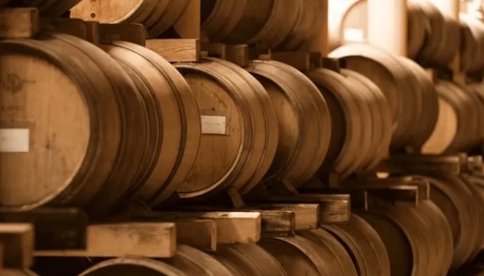 Barriques de vin en cours d’élevage, illustrant le service de vin en primeur proposé par La Tour des Vins