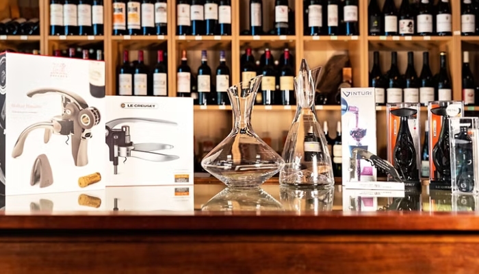 Accessoires de dégustation et de service du vin présentés par La Tour des Vins, avec carafes, tire-bouchons et articles autour du vin